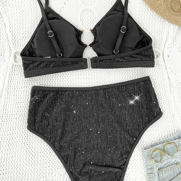 Zestaw bikini z błyszczącymi wycięciami i wysokim stanem